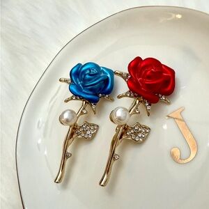 Elegant Gold Rose Brooch Set with Pearls